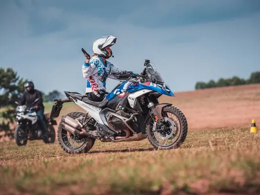 Jezdec stojí na stupačkách BMW R 1250 GS Adventure při cvičení rovnováhy v terénu