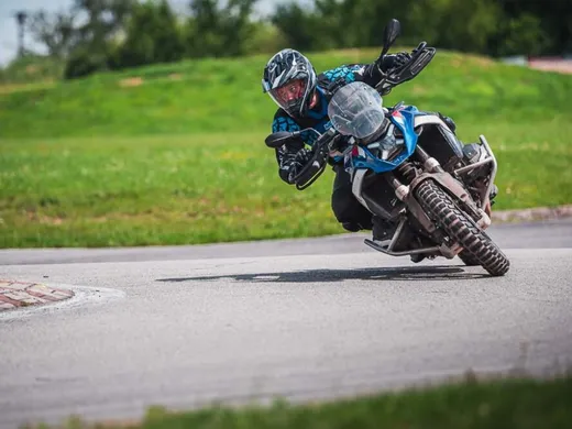 Extrémní náklon na BMW R 1250 GS v zatáčce závodního okruhu