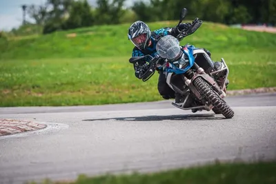 Extrémní náklon na BMW R 1250 GS v zatáčce okruhu