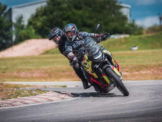 Jezdec se spolujezdkyní v zatáčce okruhu na BMW F 900 GS