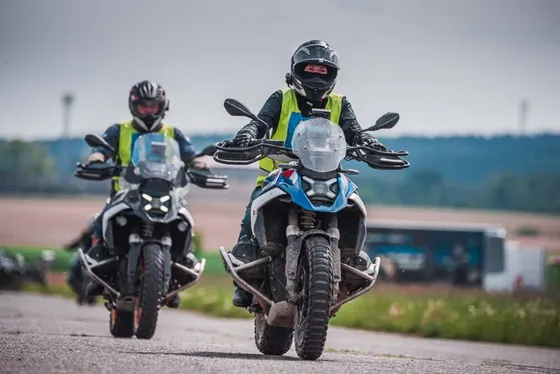 Dva žáci v reflexních vestách na motorkách BMW R 1250 GS během výcviku