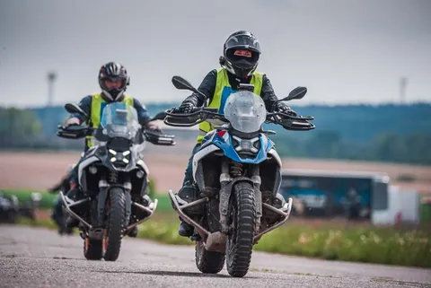 Dva žáci v reflexních vestách na motorkách BMW R 1250 GS během výcviku