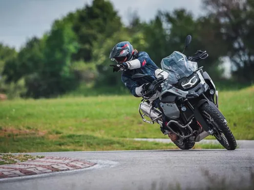 Hluboký náklon na BMW R 1250 GS Adventure v zatáčce