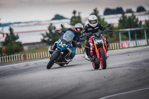 Velká BMW R 1250 GS a menší G 310 R vedle sebe na závodním okruhu