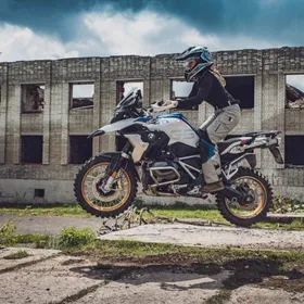 Anna Cardová, hlavní instruktorka pro ženy, na BMW R 1250 GS