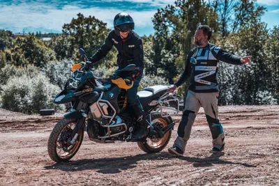Lektor David vysvětluje studentce ovládání BMW R 1250 GS
