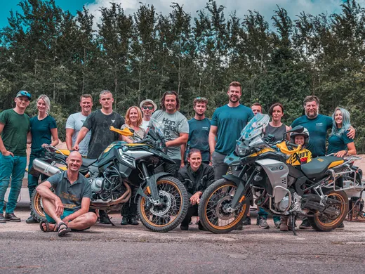 Účastníci a lektoři motokempu u motorek BMW GS na konci dne