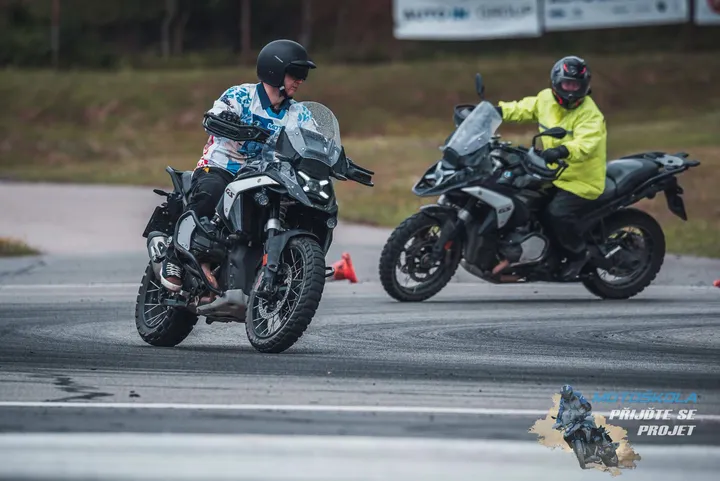 Dva jezdci na motorkách BMW GS na okruhu