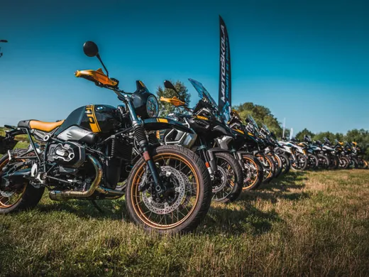 Motorky BMW motoškoly seřazené na louce, v čele R nineT Urban G/S