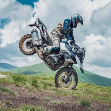 David Carda, hlavní instruktor, na motorce BMW v terénu