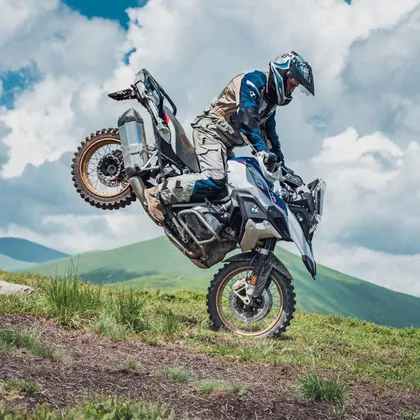 David Carda vytahuje BMW F 850 GS na zadní kolo v horském terénu